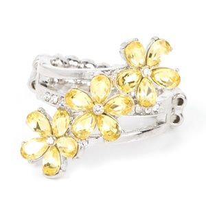 Delicate flower ring